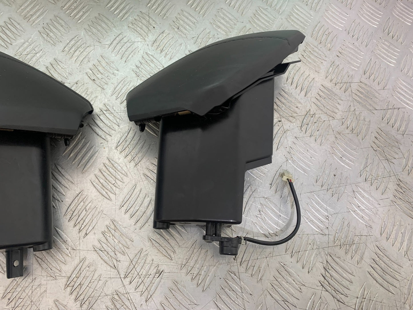 YAMAHA XMAX 300 LEFT AND RIGHT POCKETS  YEAR 2017-2020 (CMB1218)
