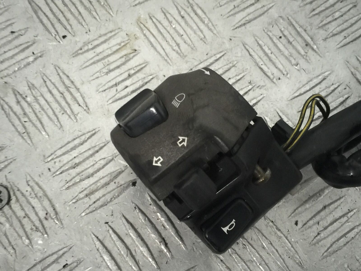 SUZUKI GSF600 GSF 600 BANDIT LEFT SWITCH GEAR  YEAR 2002 (STOCK 852)