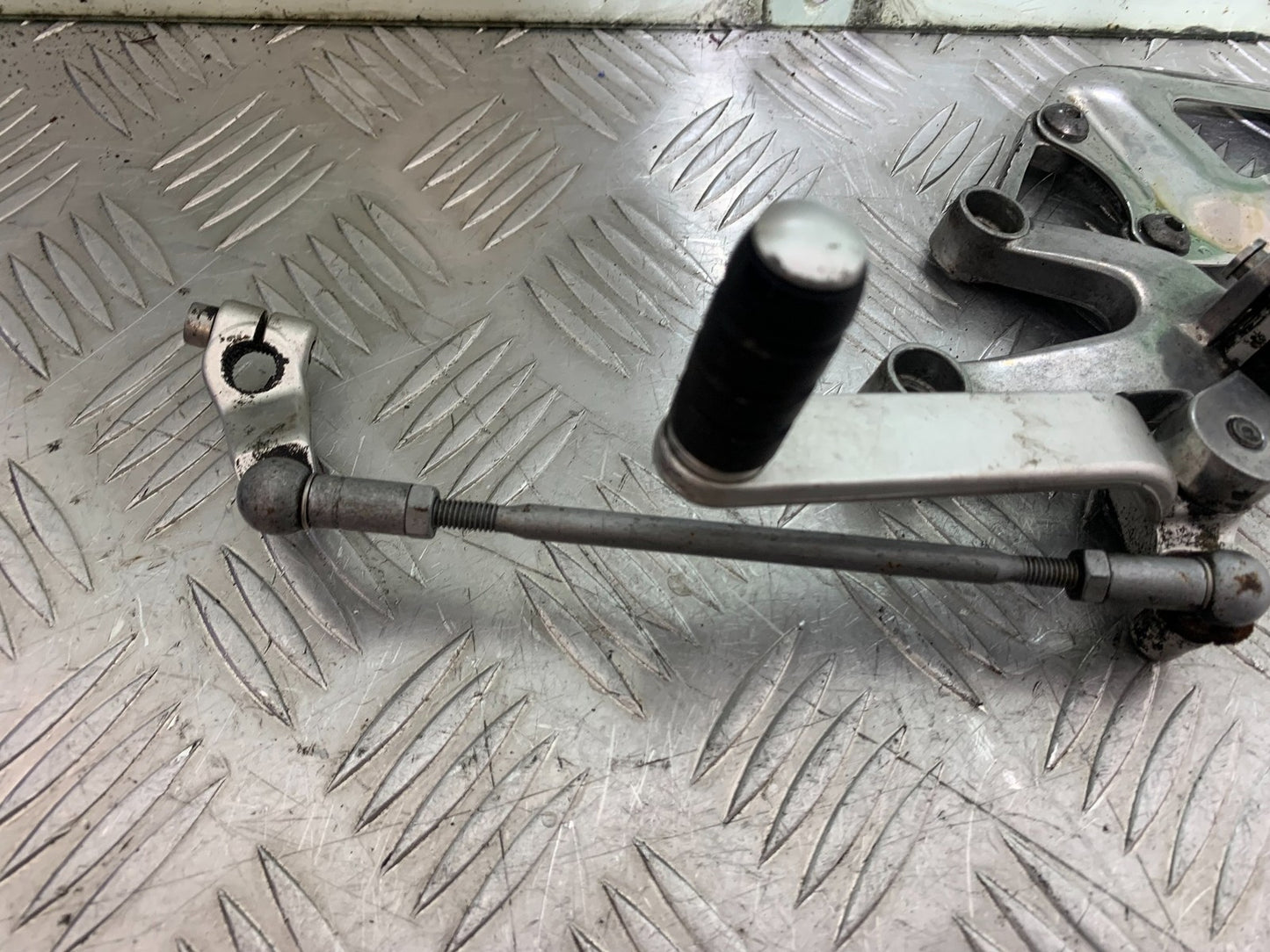 TRIUMPH SPEED TRIPLE R 1050 FRONT LEFT HANGER COMPLETE   2009 (CMB1183)