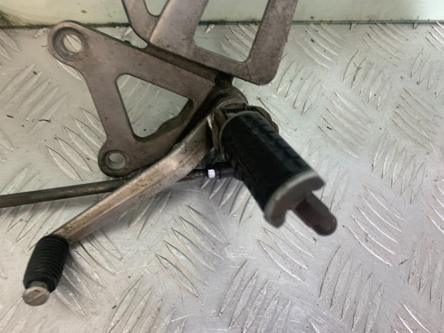 KAWASAKI ZX6R ZX6 F FRONT LEFT HANGER  YEAR 1995-1997 (CMB1169)