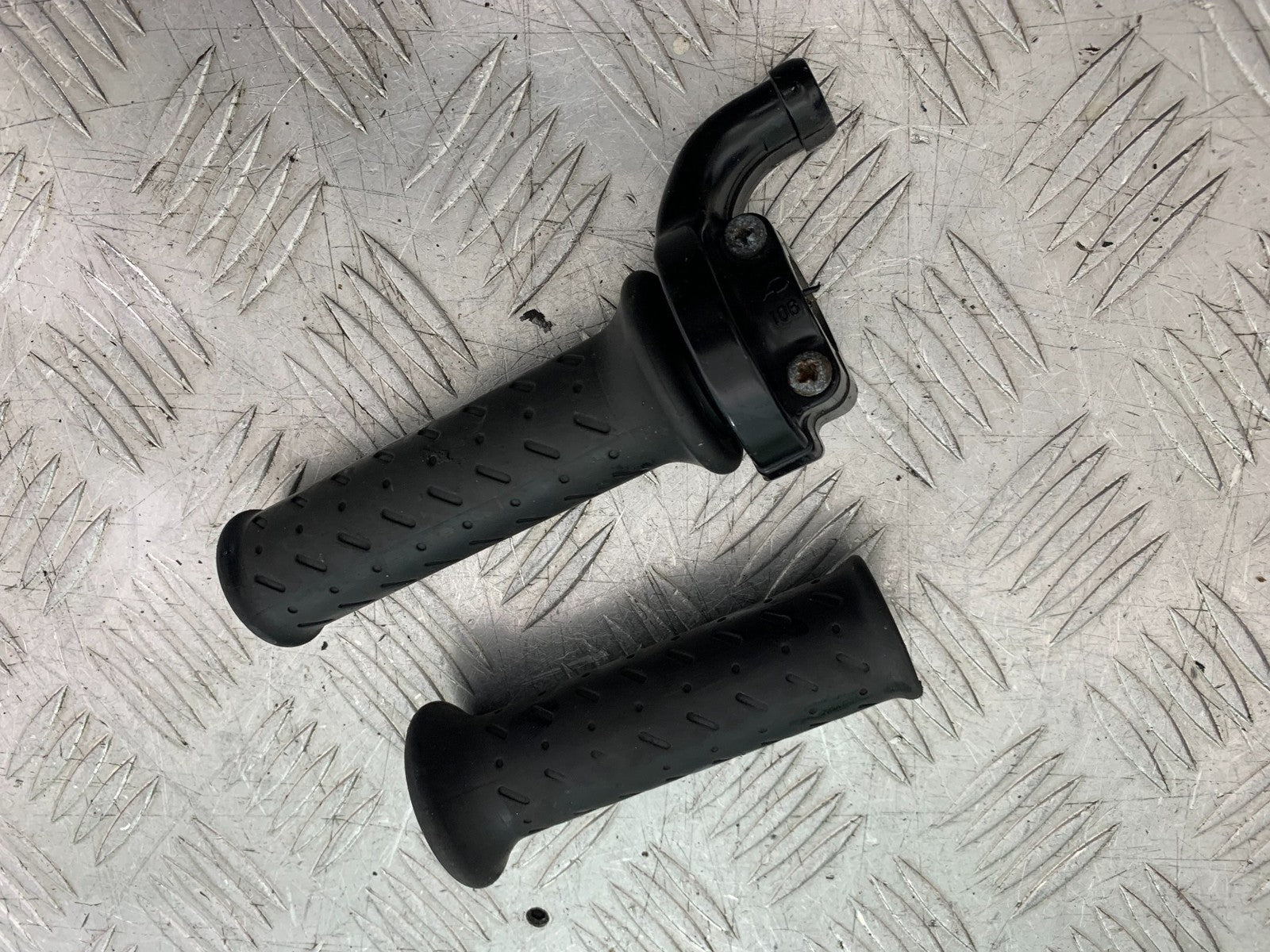 TRIUMPH 675 STREET TRIPLE RX THROTTLE AND GRIP   2015- 2017 (CMB1299)