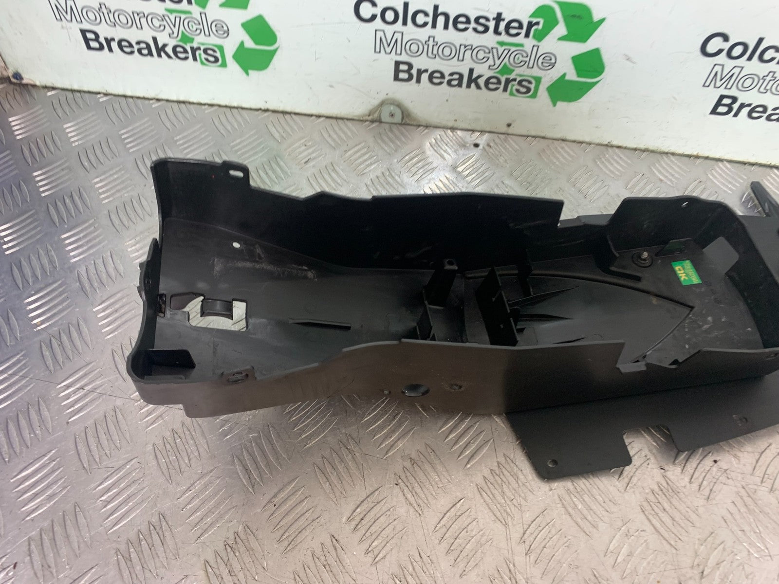 TRIUMPH 1050 SPEED TRIPLE UNDERTRAY AND INDICATORS  YEAR 2005-2007 (CMB1322)