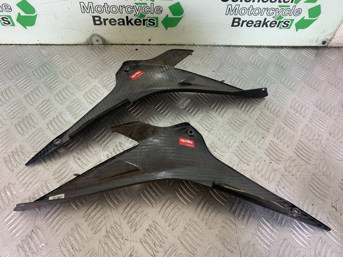 APRILIA RSV4 FACTORY LEFT AND RIGHT CARBON SIDE INFILLS YEAR 2009-2012 (CMB1224)