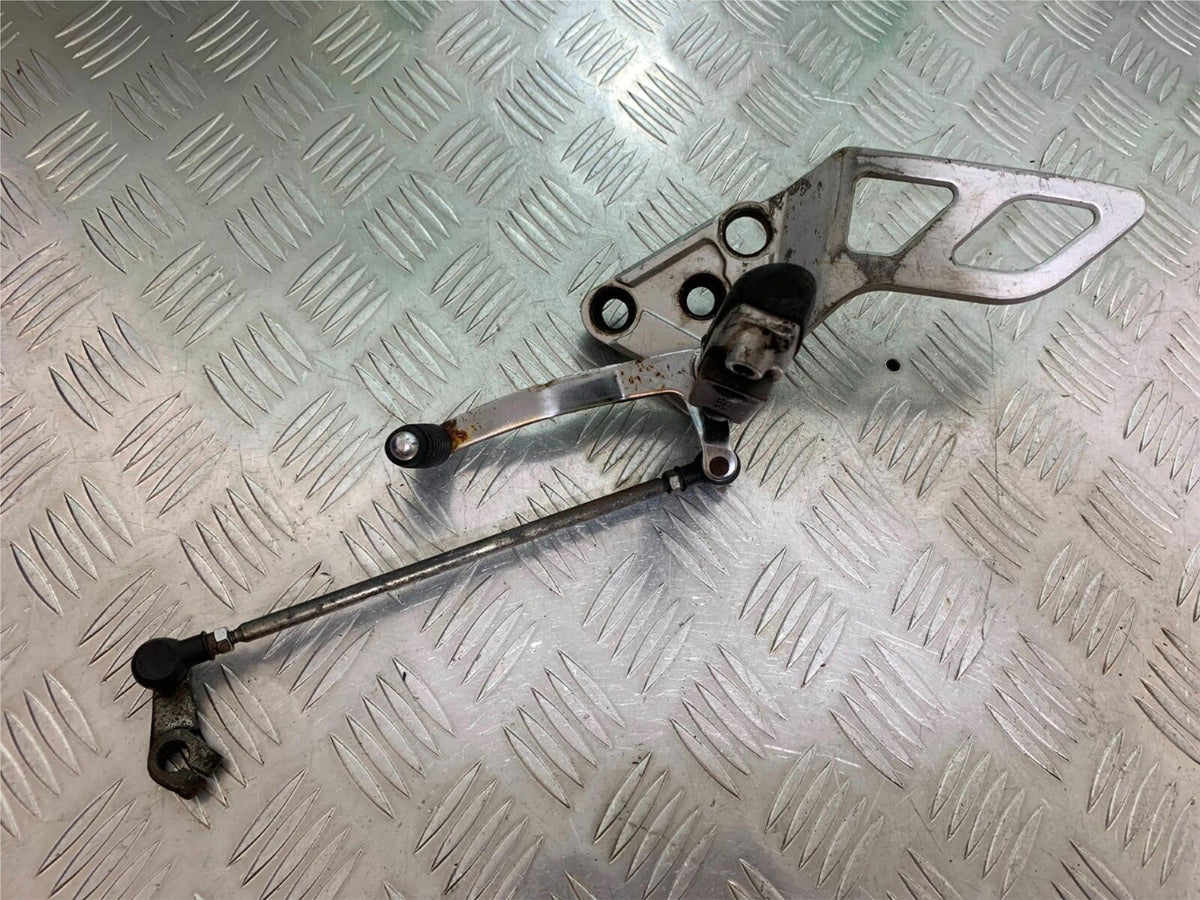 SUZUKI GSF650 GSF 650 FRONT LEFT HANGER YEAR 2005-06  (CMB1028)