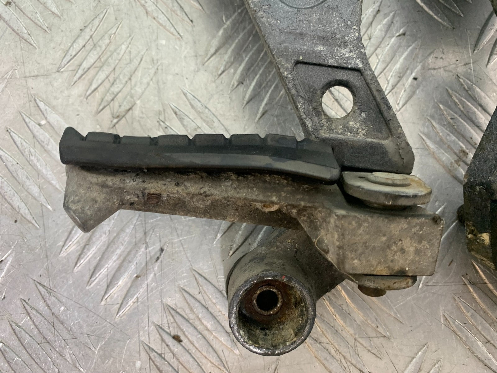 TRIUMPH TROPHY 900 REAR HANGERS AND PEGS  YEAR 1991-95 (CMB1251)