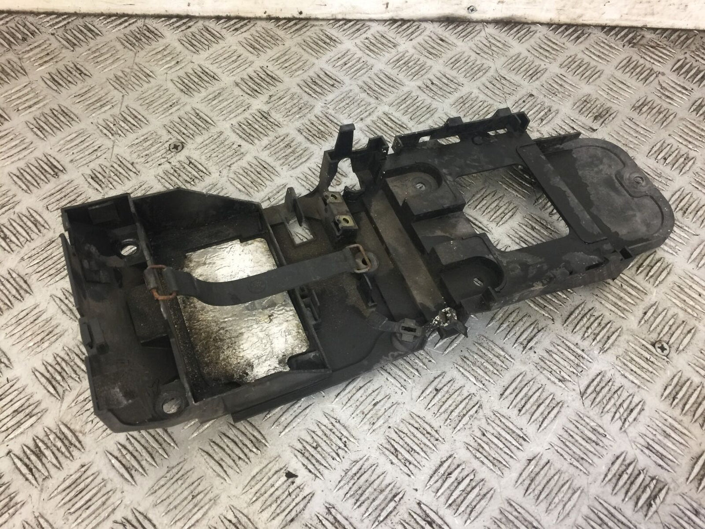 YAMAHA R6 2CO UNDERTRAY YEAR 2006 (STOCK 607)