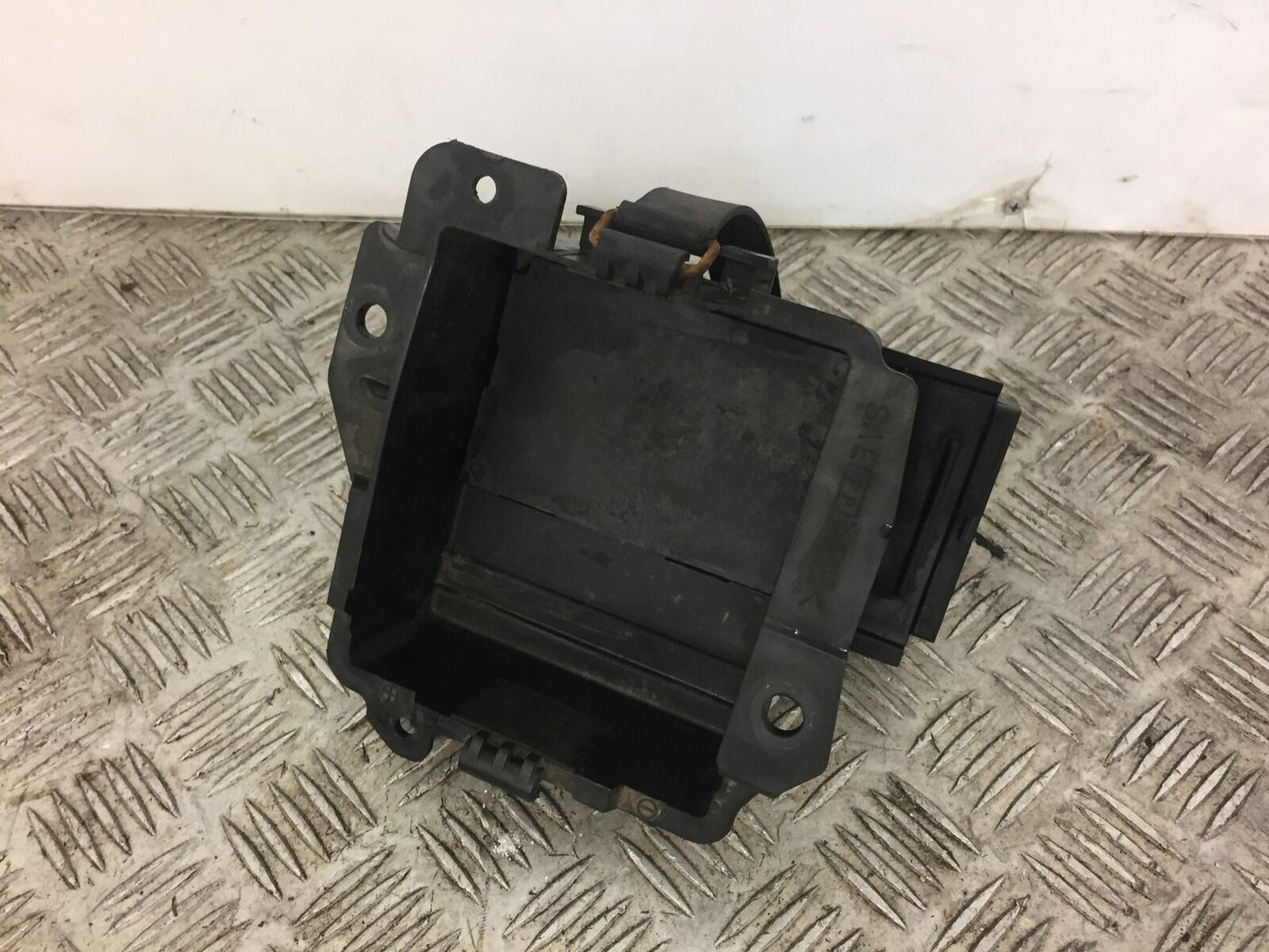 SUZUKI VAN VAN 125 BATTERY BOX  YEAR 2005