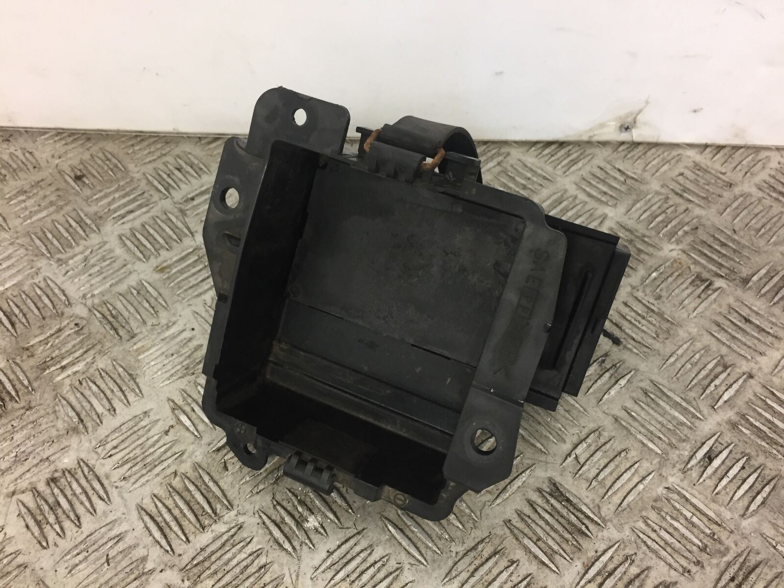 SUZUKI VAN VAN 125 BATTERY BOX  YEAR 2005