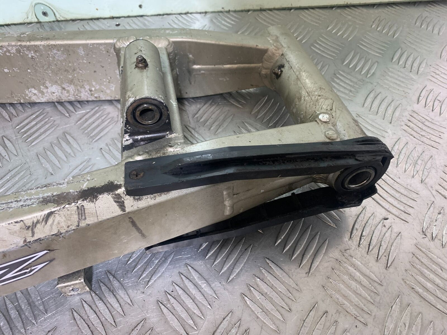 KAWASAKI ZX6R ZX636 SWINGARM YEAR 2002  (CMB1100)