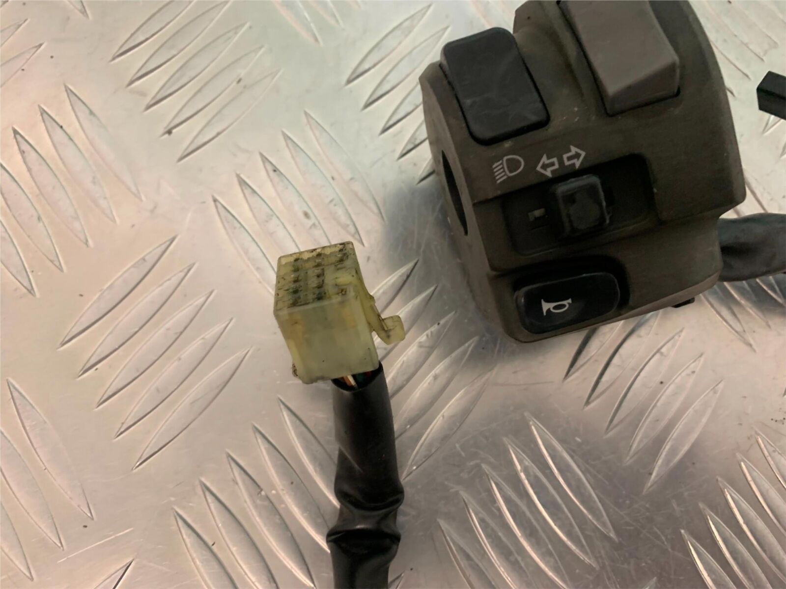 YAMAHA FJR1300 FJR 1300 LEFT SWITCH GEAR  YEAR 2001-05 (STOCK 946)