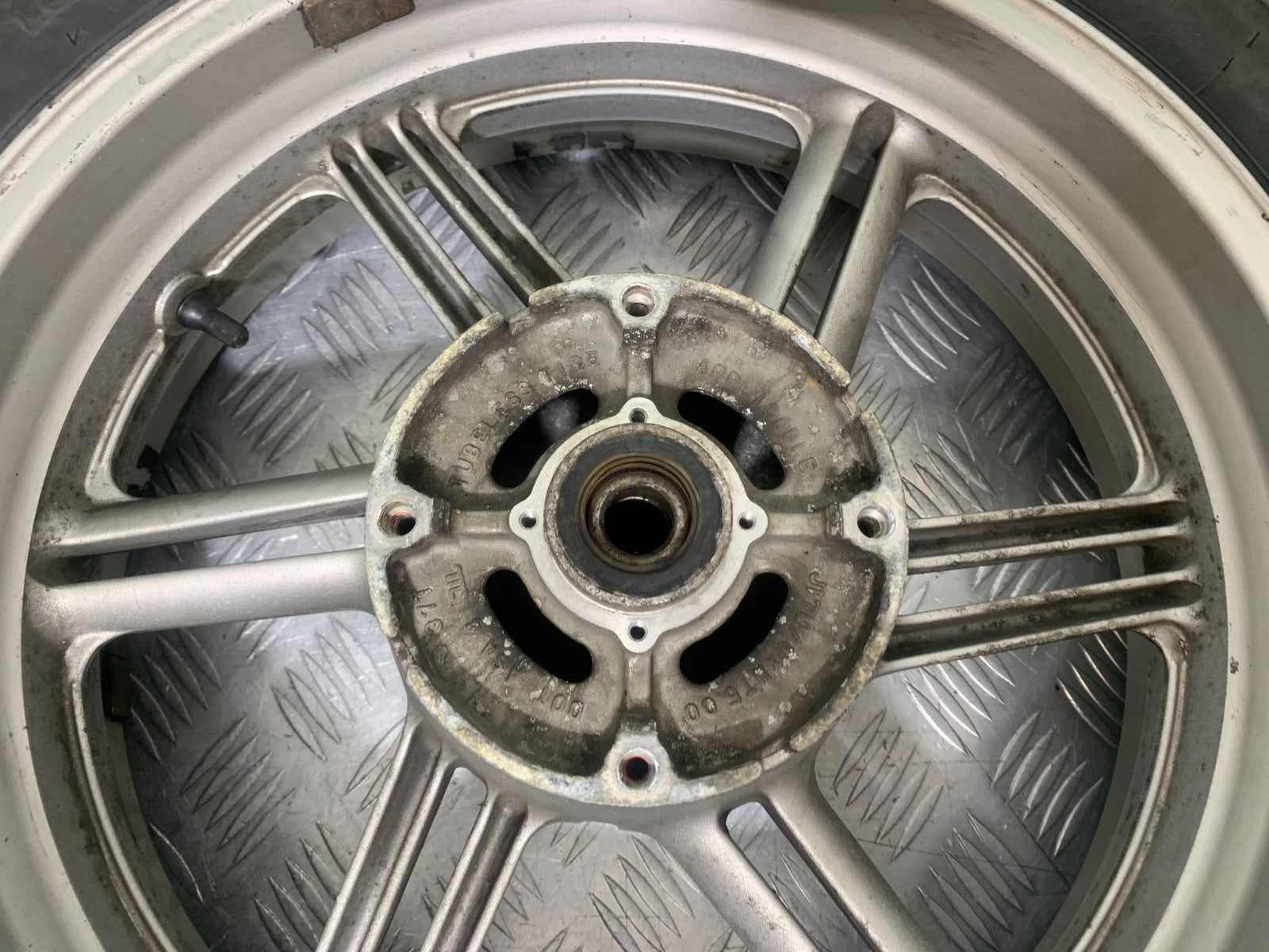 HONDA CBF600 CBF 600 REAR WHEEL  YEAR 2004-07  (CMB1305)