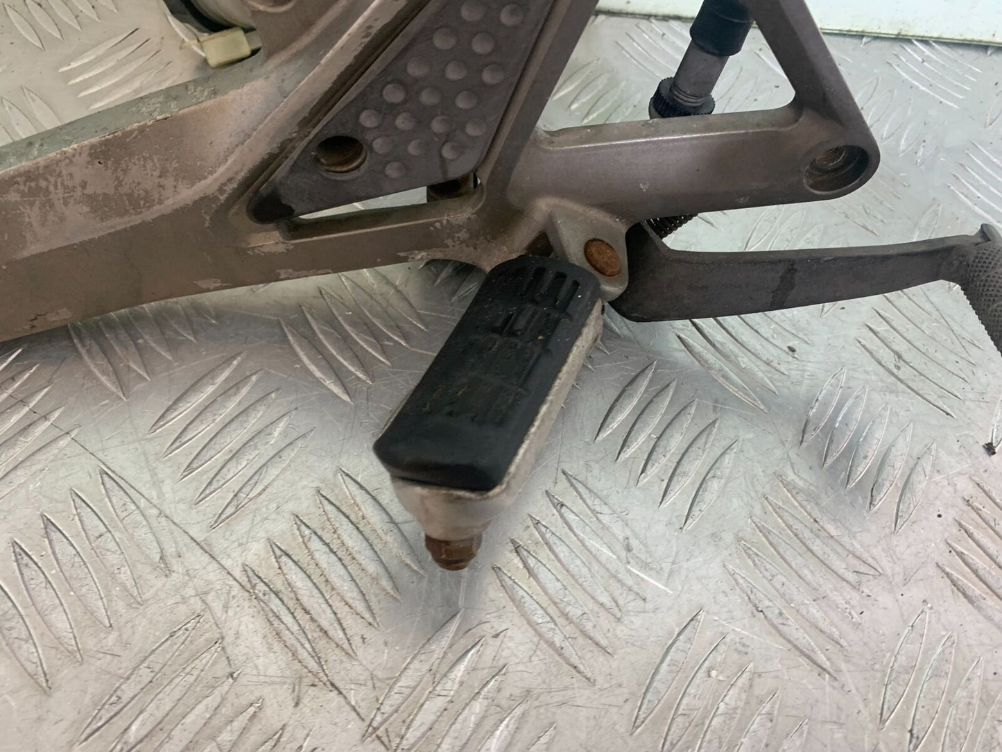 HONDA CB600 CB 600 HORNET RIGHT HANGER YEAR 1998 -2002 (CMB1126)