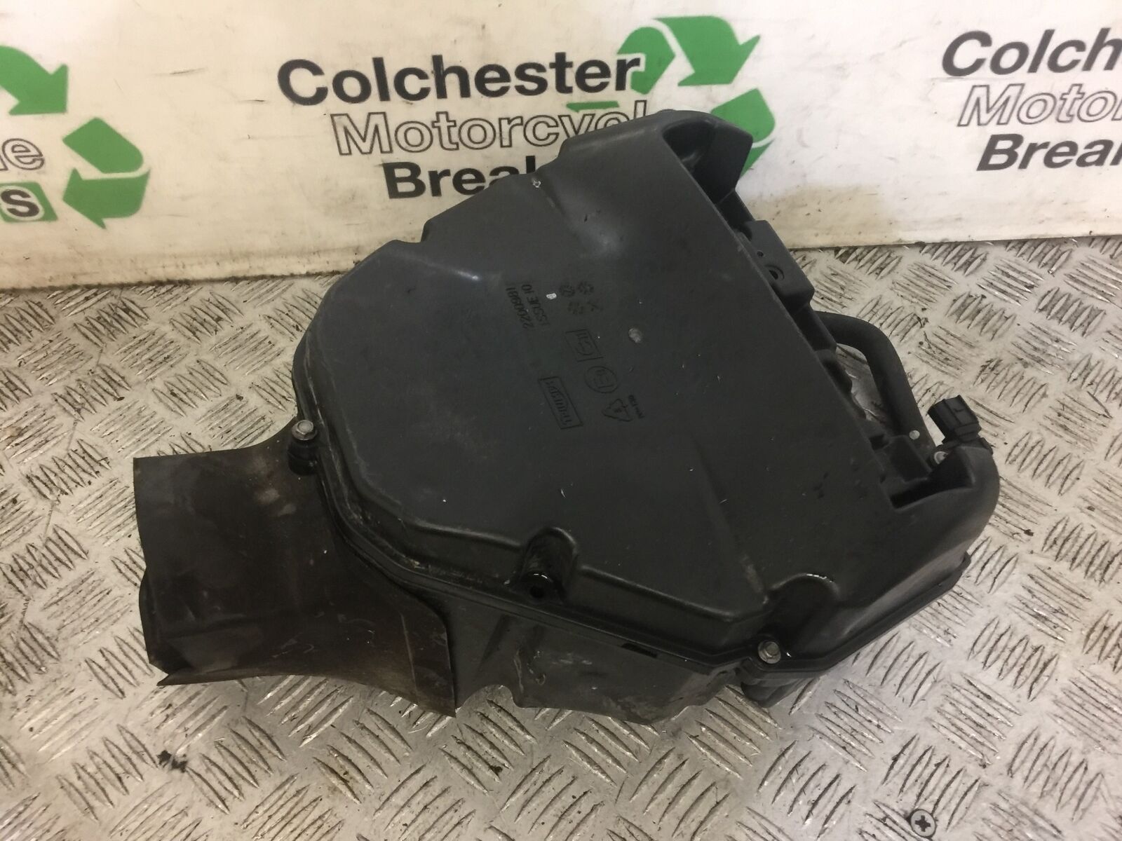 TRIUMPH 675 STREET TRIPLE AIRBOX  YEAR 2016 (STOCK 674)