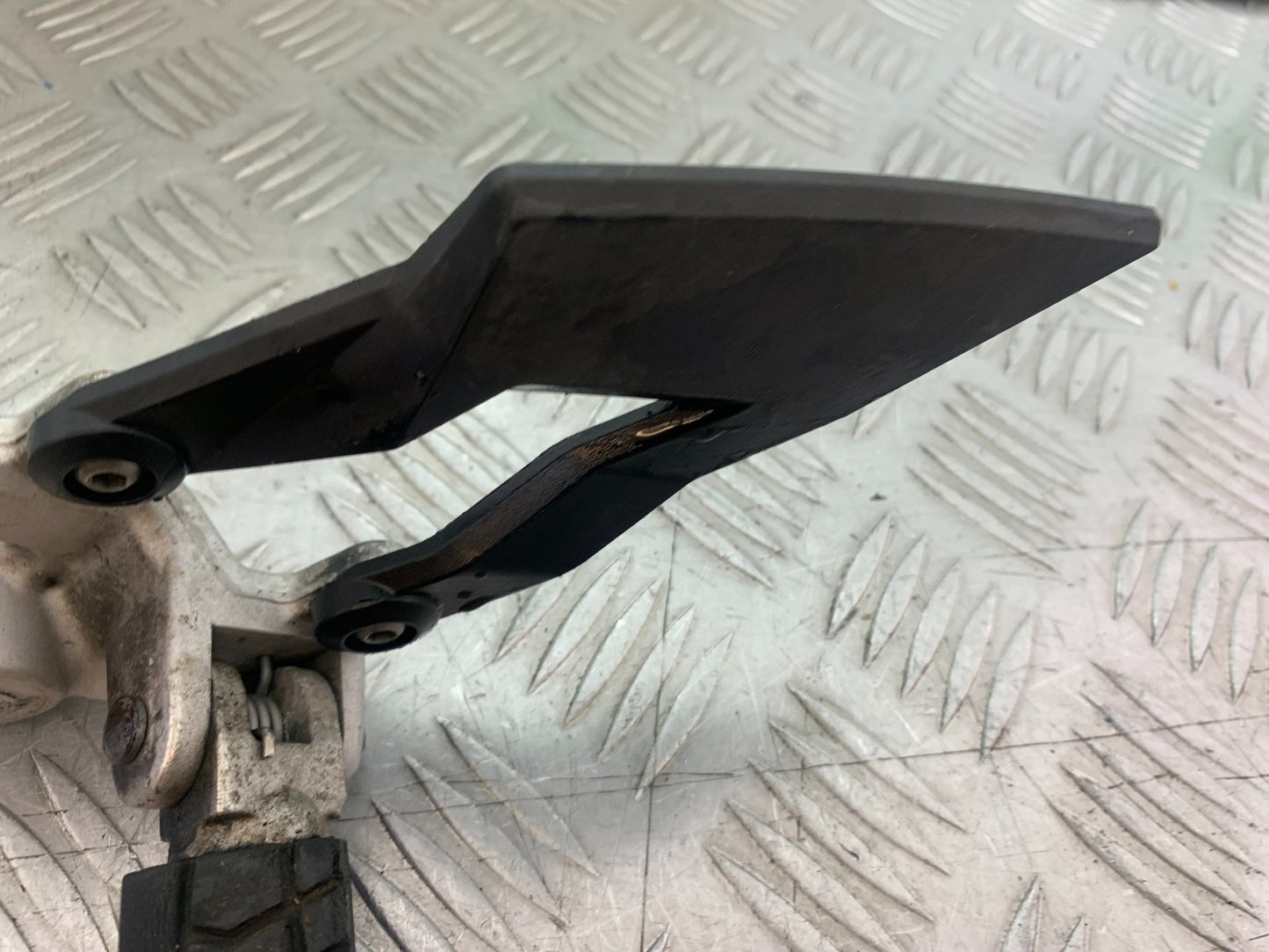 KTM 990 SUPER DUKE FRONT LEFT HANGER AND PEG  YEAR 2007-2011  (CMB1207)