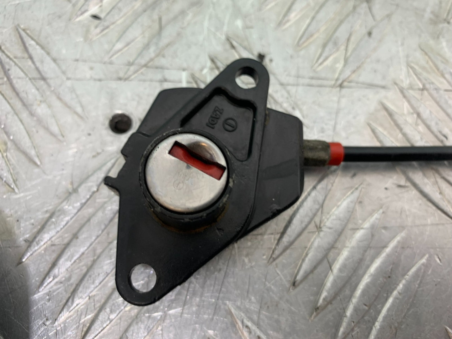 TRIUMPH 955i SPRINT ST PETROL CAP SEAT LOCK KEY  YEAR 1999-04 (CMB1230)