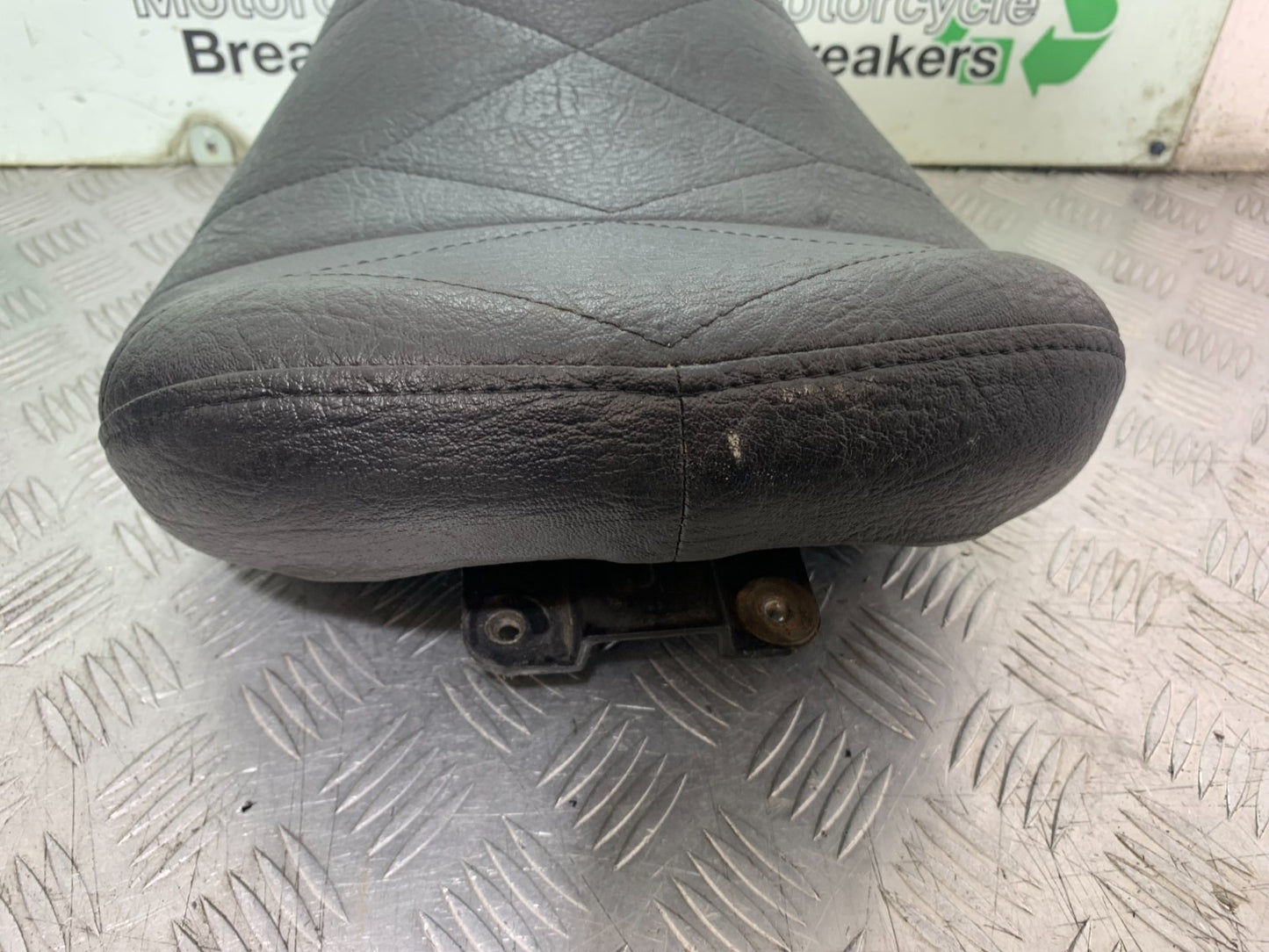HONDA VT700 VT 700 SHADOW FRONT SEAT YEAR 1984-85 (CMB1328)
