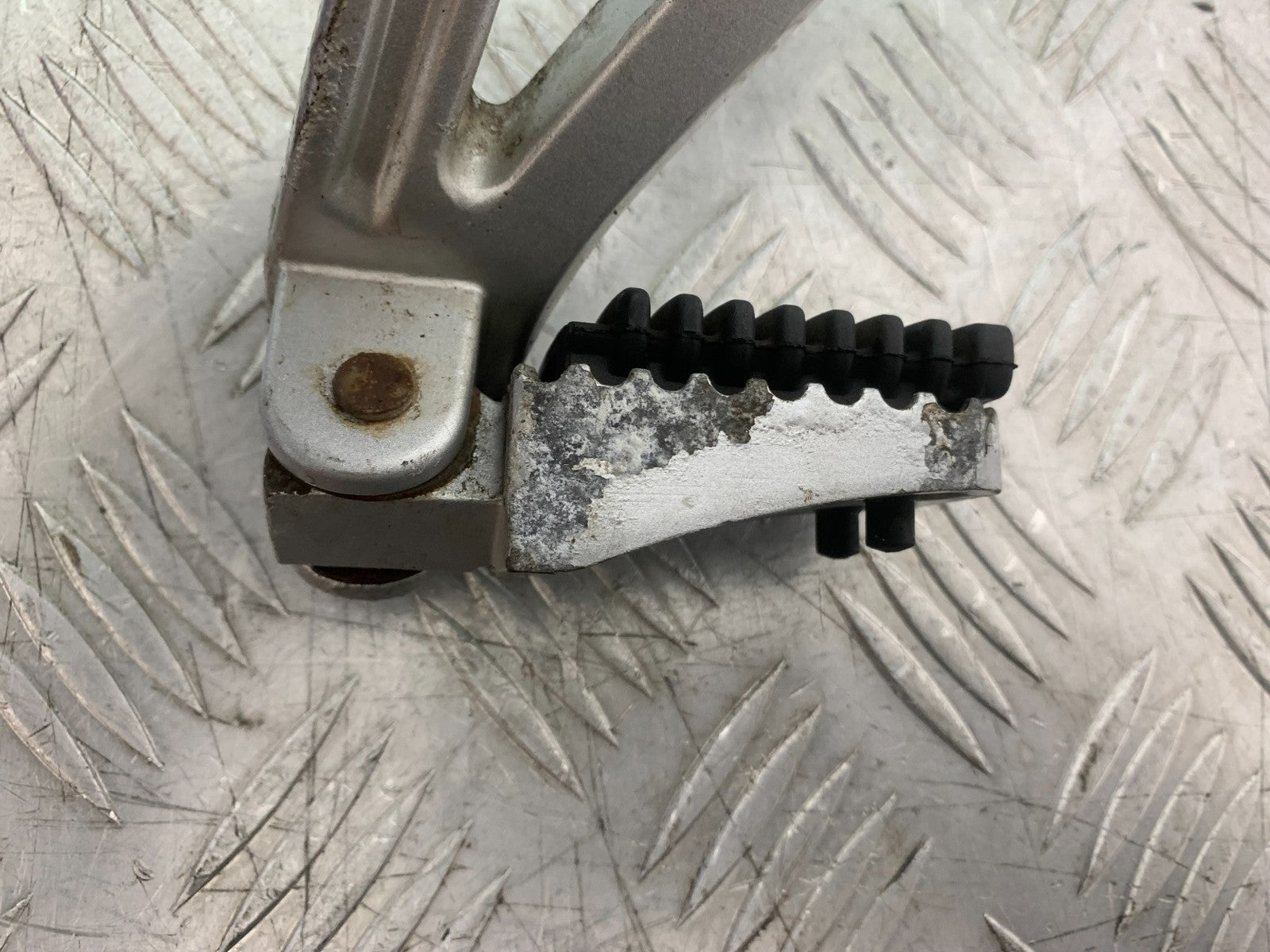 SINNIS TERRAIN 125 LEFT REAR HANGER AND PEG YEAR 2017-2020 (CMB1241)