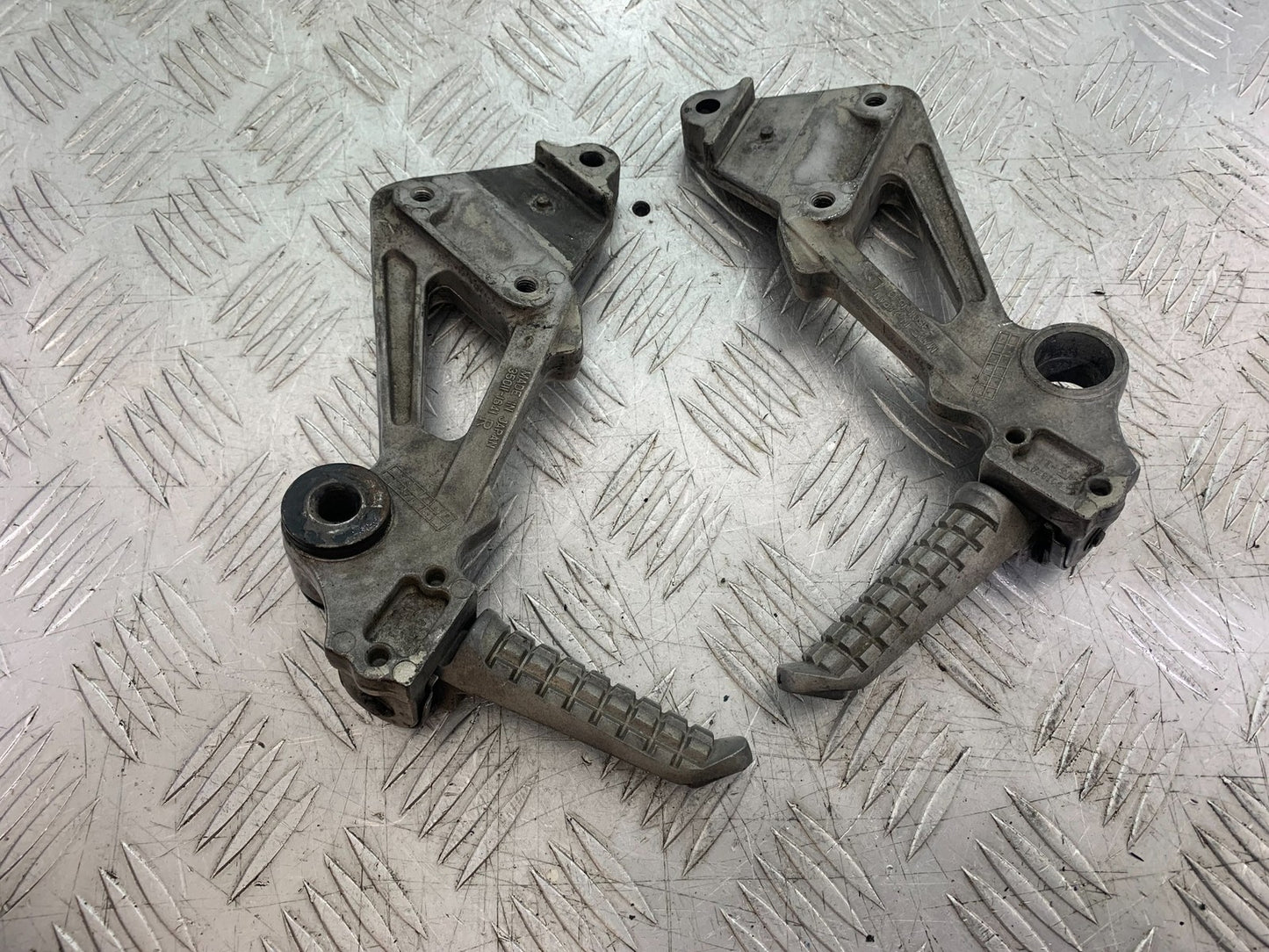 KAWASAKI ZZR1100 D REAR HANGERS AND PEGS   YEAR 1993-2001 (CMB1289)