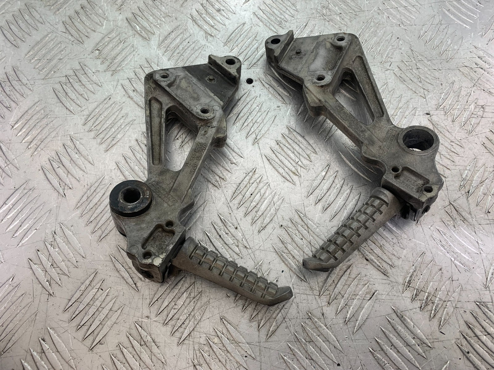 KAWASAKI ZZR1100 D REAR HANGERS AND PEGS   YEAR 1993-2001 (CMB1289)