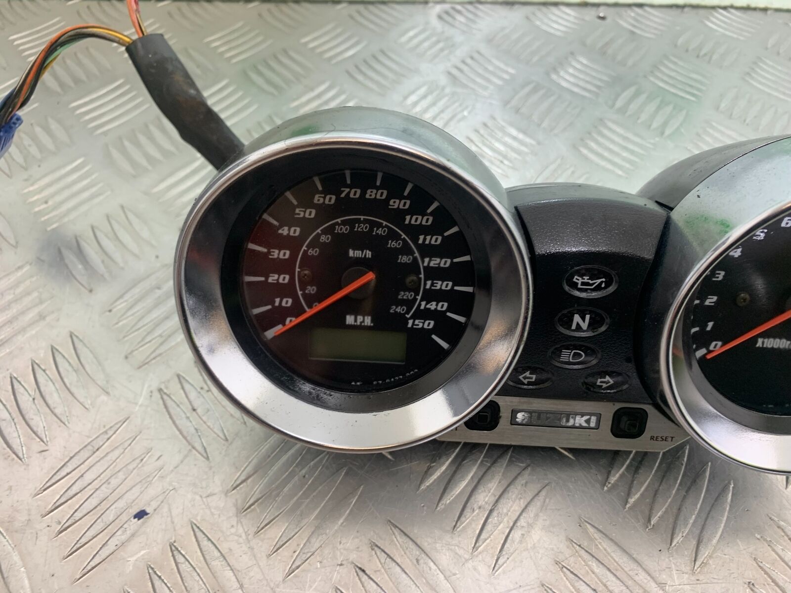SUZUKI GSF600 GSF 600 BANDIT CLOCKS SPEEDO DASH   YEAR 2001-2003 (CMB1102)