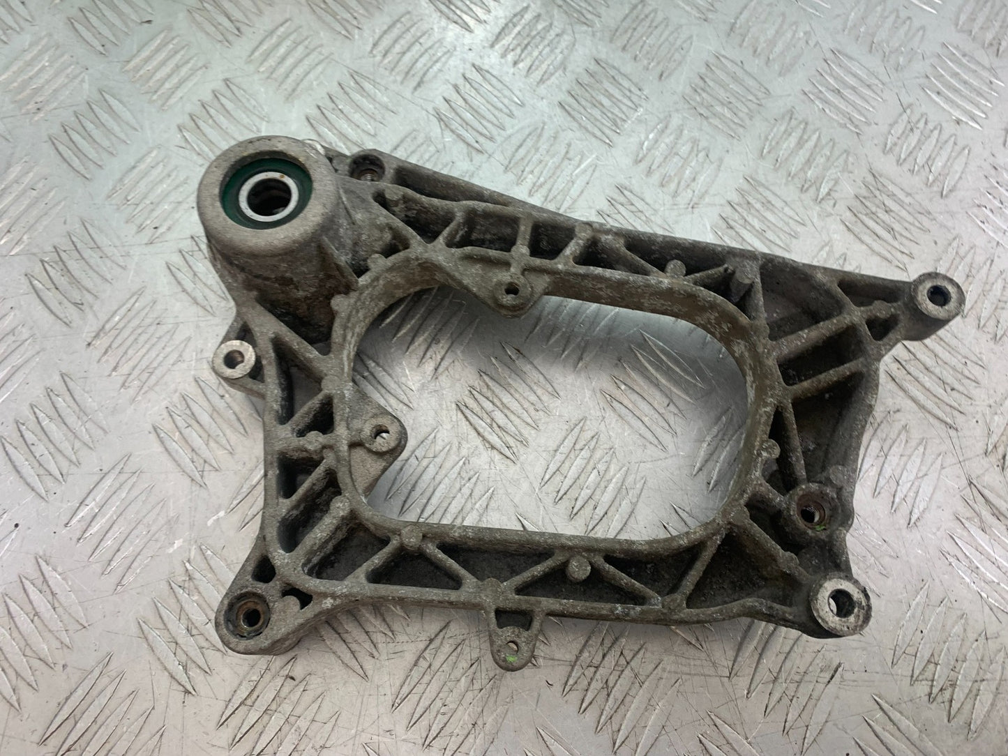 PIAGGIO MP3 250 ie EXHAUST BRACKET  YEAR 2007 (CMB1307)