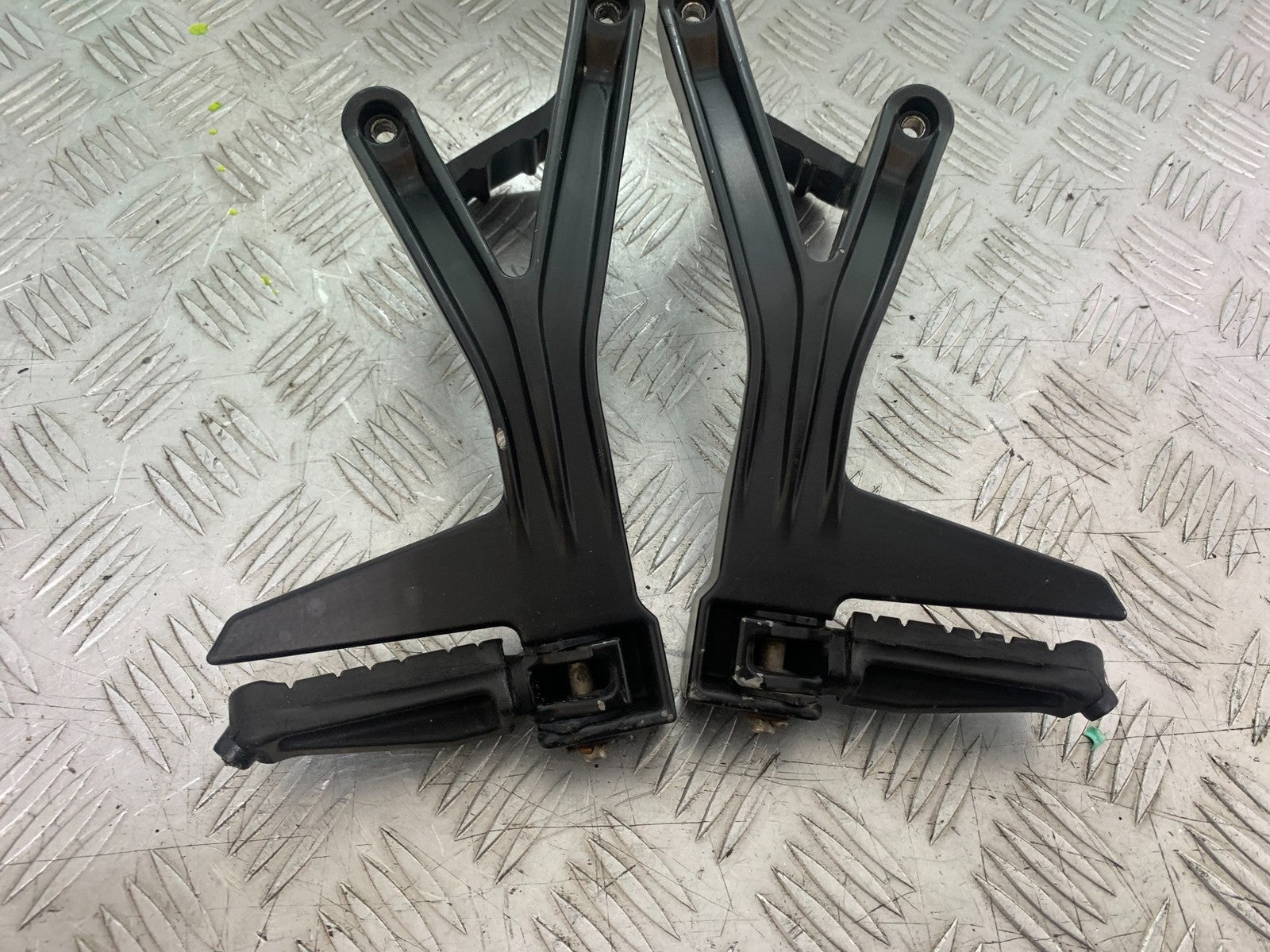 KTM RC125 RC 125 REAR HANGERS AND PEGS  2014 2017 (CMB1199)