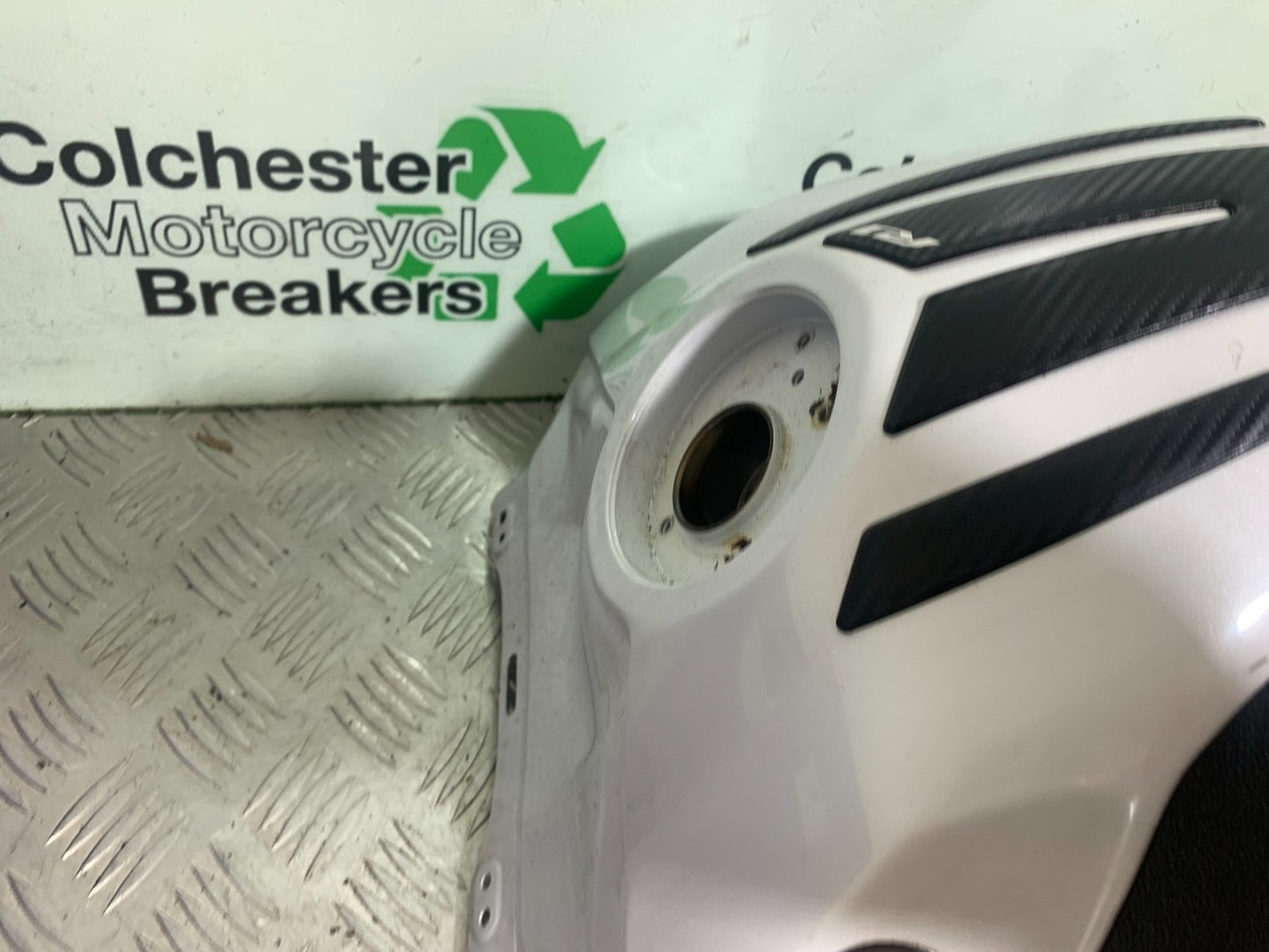 YAMAHA YZF R1 14 B BIG BANG PETROL TANK   2009-14 (CMB1175)