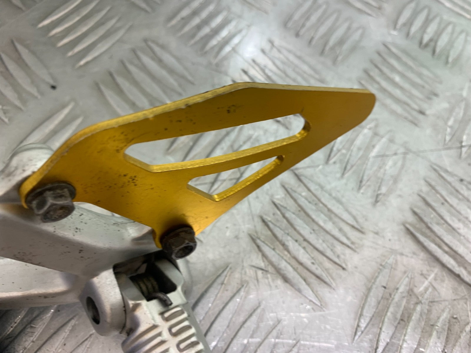DUCATI 996 SPS 748 916 998  FRONT LEFT HANGER AND PEG 1999-2000 (CMB1209)