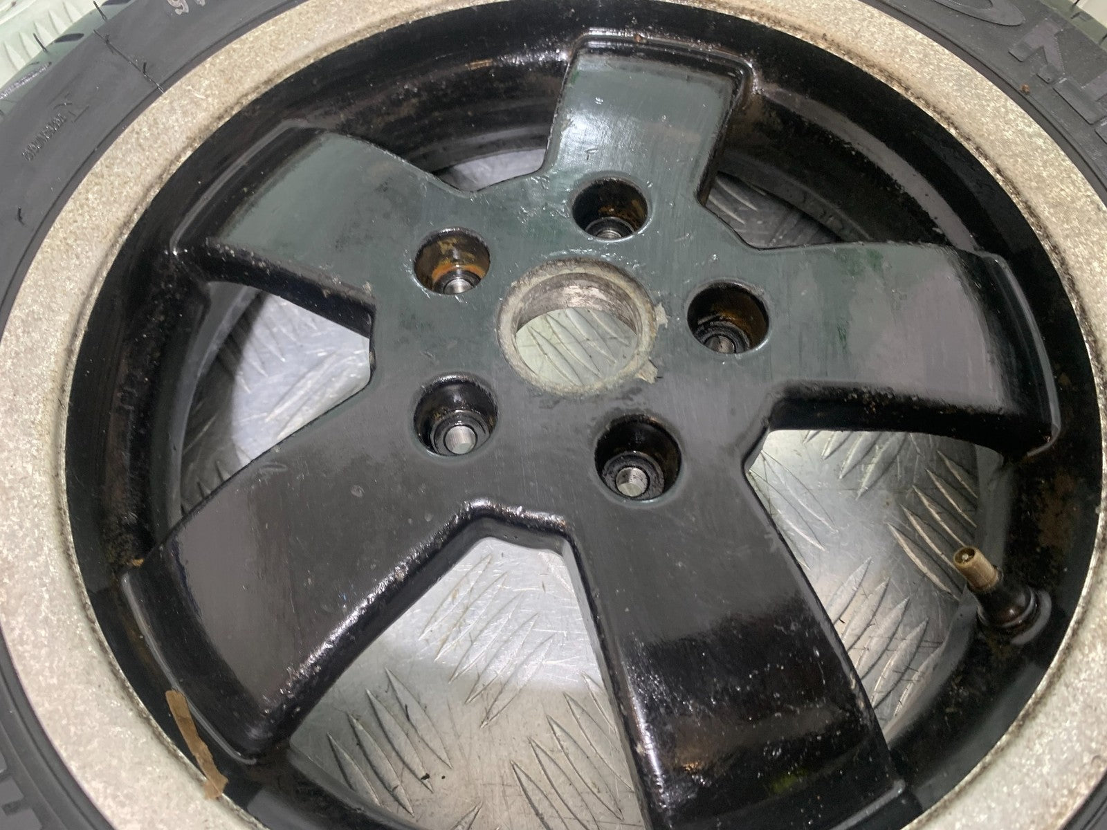 PIAGGIO VESPA GTS 125 FRONT WHEEL   YEAR 2009-2014  (CMB1261)