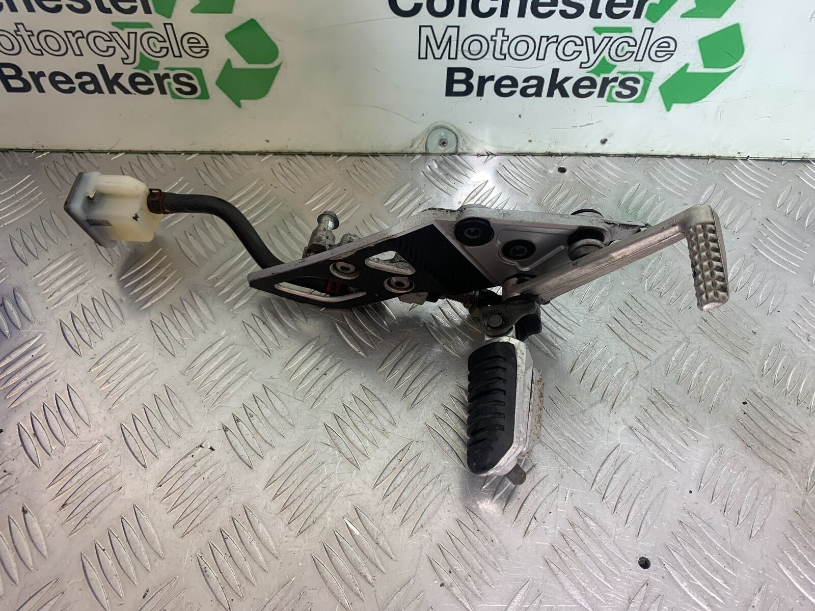 SUZUKI GSF1250 GSF 1250 BANDIT FRONT RIGHT HANGER YEAR 2007-2011 (CMB1125)