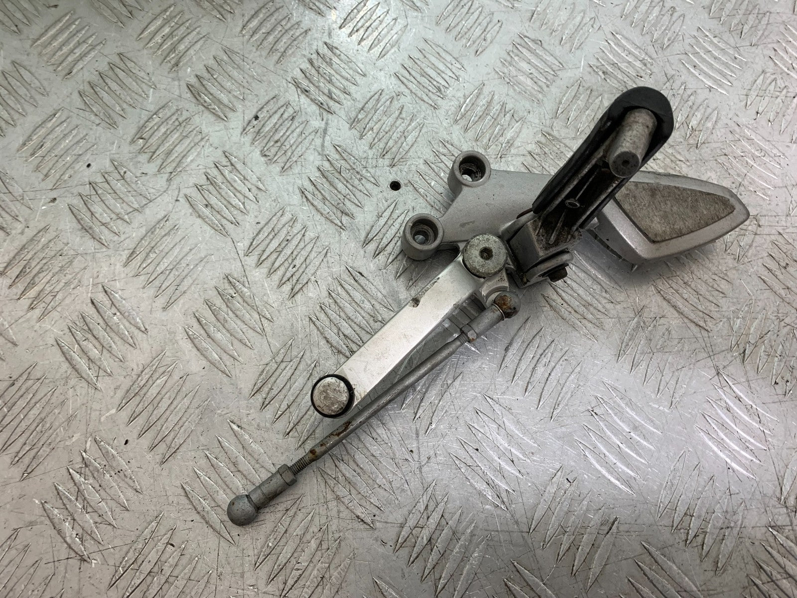 TRIUMPH 955I SPRINT RS FRONT LEFT HANGER  YEAR 1999-03 (CMB1313)