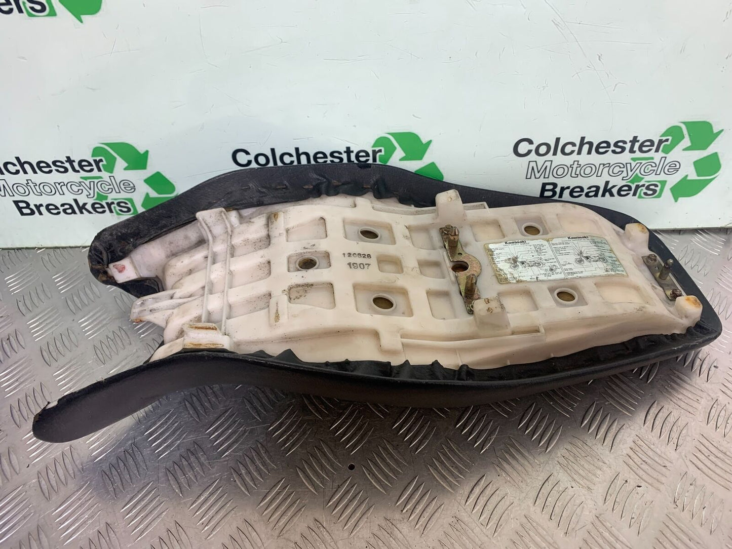 KAWASAKI Z750 ZR750 ZR-7S SEAT   YEAR 1999-05 (CMB1135)