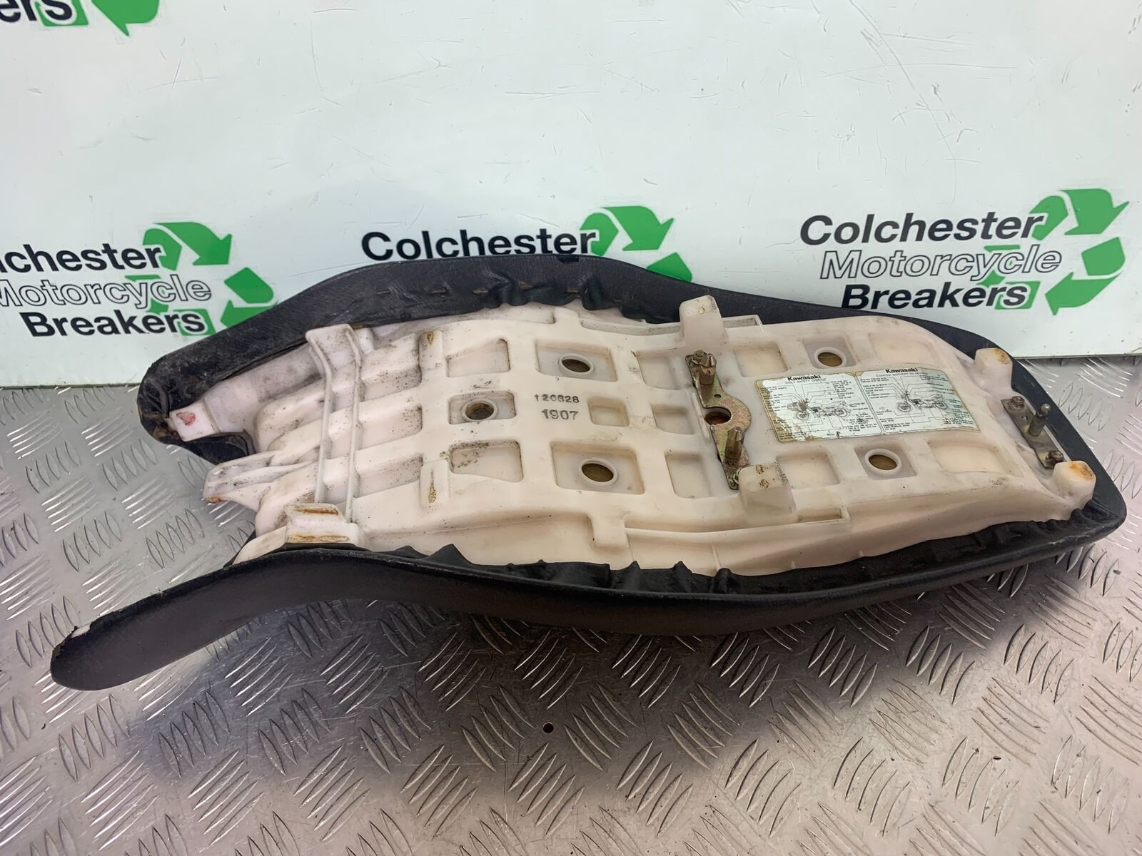 KAWASAKI Z750 ZR750 ZR-7S SEAT   YEAR 1999-05 (CMB1135)