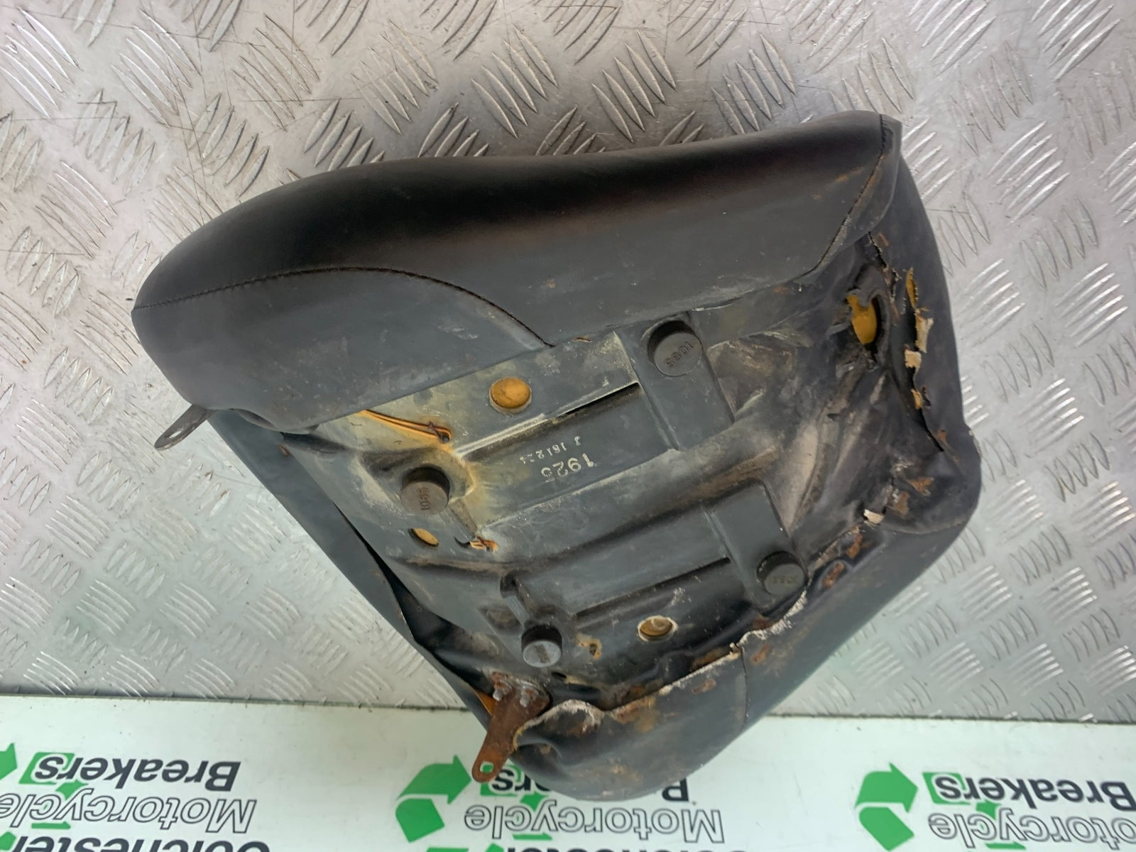 KAWASAKI VN1500 CLASSIC FRONT SEAT   YEAR 1999 -2006 (CMB1166)