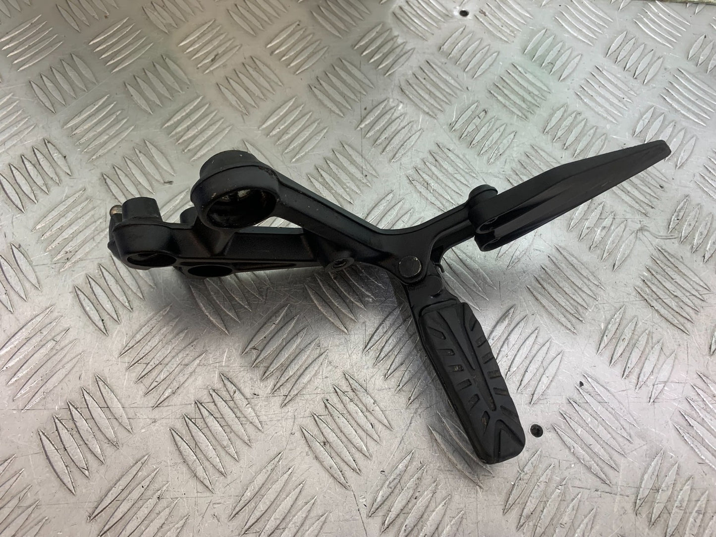 KTM DUKE 390 FRONT LEFT HANGER YEAR 2017- 2023 (CMB1314)