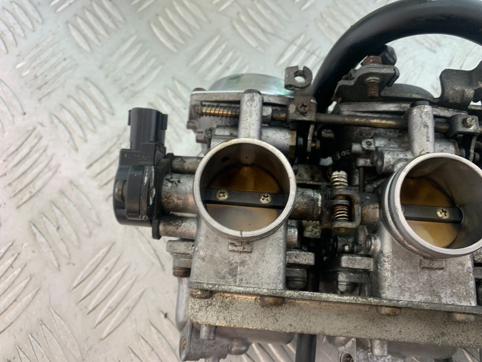 YAMAHA XJR1300 XJR 1300 CARBS  YEAR 1999-2003 (CMB1119)