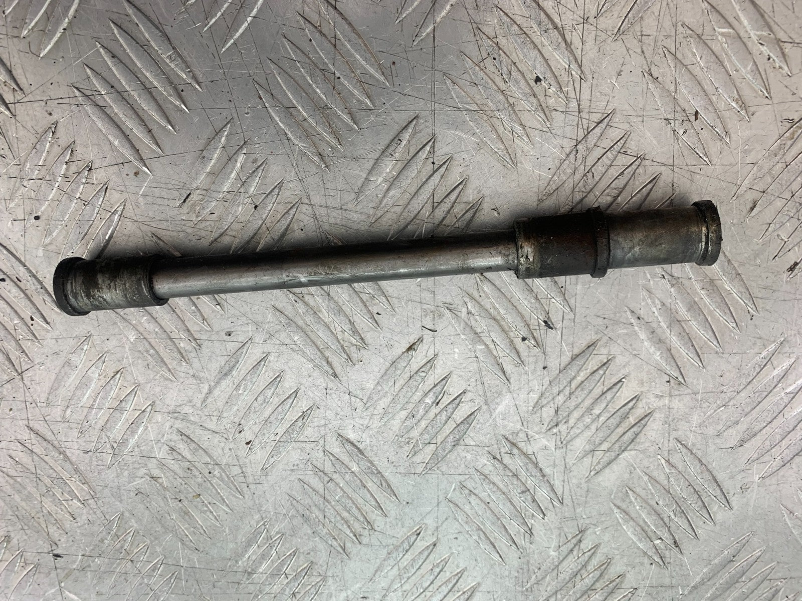 KAWASAKI GPZ600 GPZ 600 FRONT WHEEL SPINDLE    YEAR 1988-90 (CMB1258)