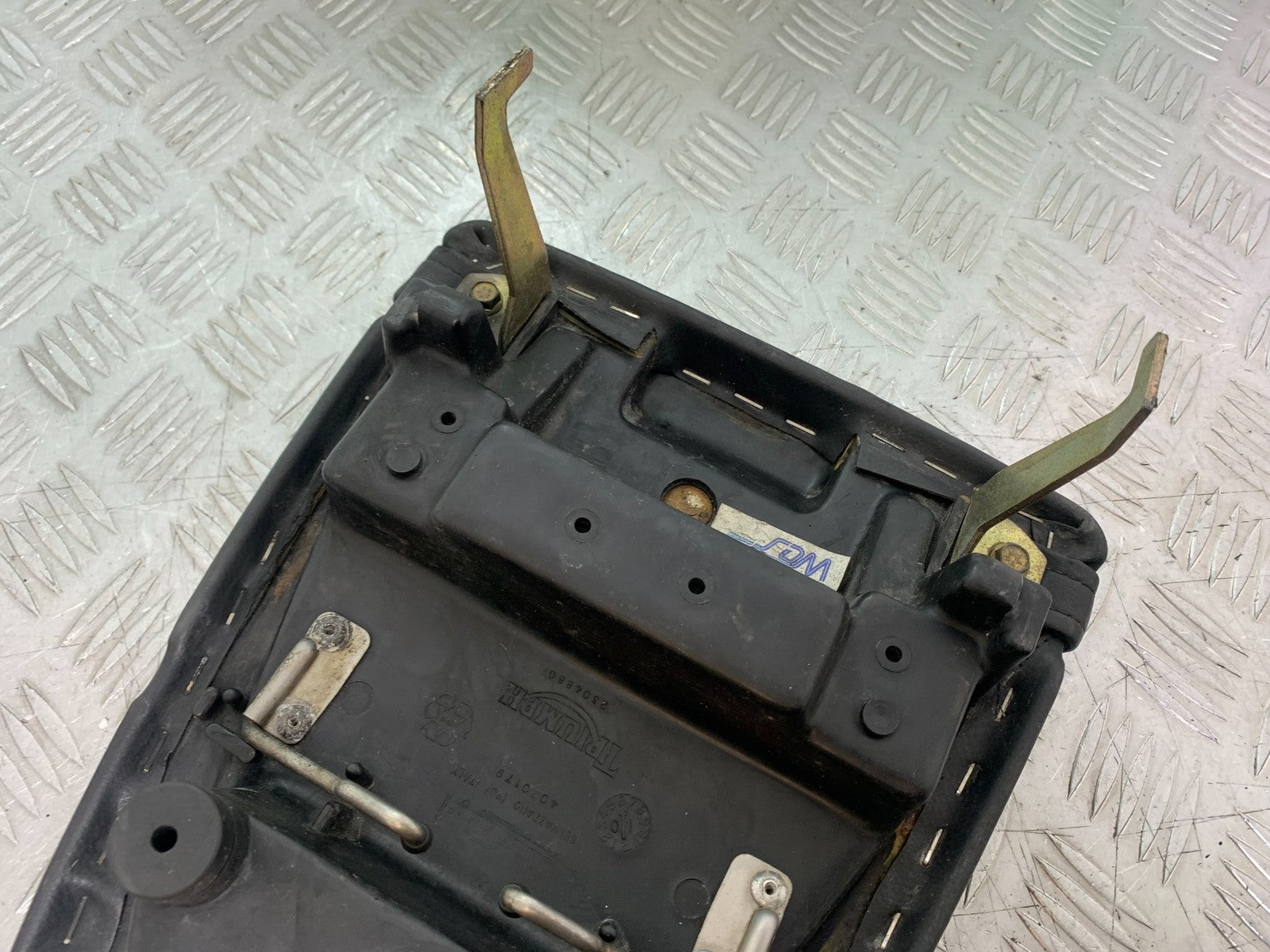 TRIUMPH 955i DAYTONA REAR SEAT  YEAR 2002-2006 (CMB1229)