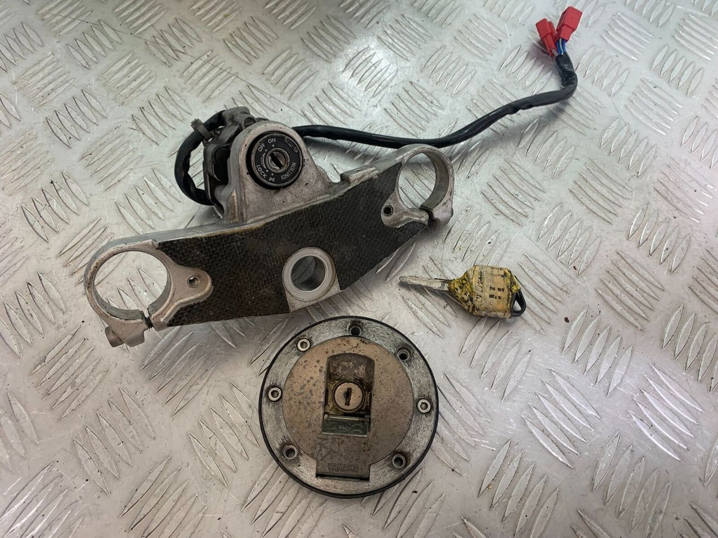 YAMAHA YZF600 YZF 600 THUNDERCAT IGNITION SWITCH  PETROL CAP  1996-2003 CMB1134)