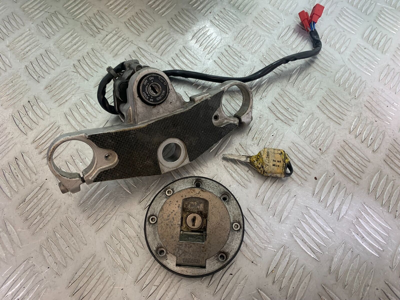 YAMAHA YZF600 YZF 600 THUNDERCAT IGNITION SWITCH  PETROL CAP  1996-2003 CMB1134)
