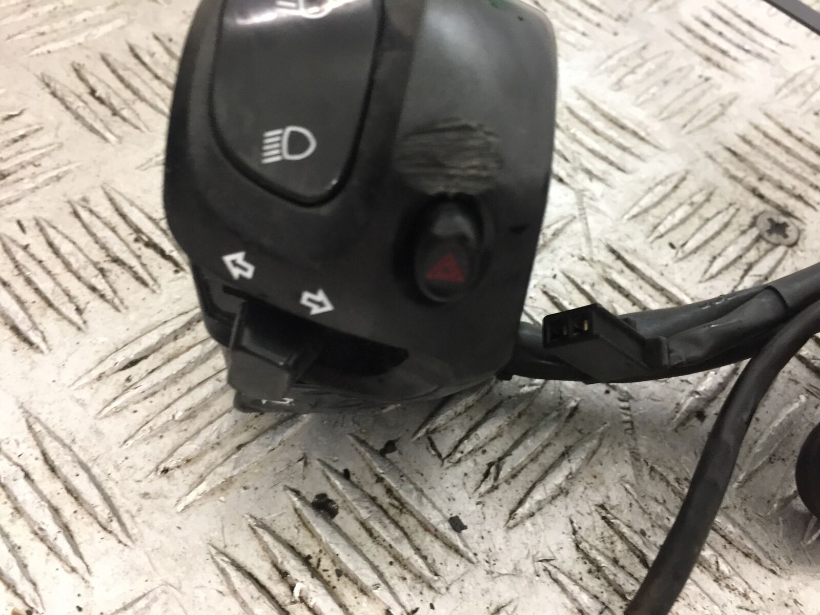 YAMAHA FZ1-N LEFT SWITCH GEAR  YEAR 2006-2012  (STOCK 787)