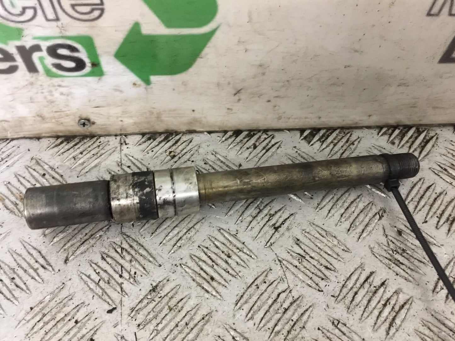 TRIUMPH 675 STREET TRIPLE FRONT WHEEL SPINDLE  YEAR 2016 (STOCK 812)