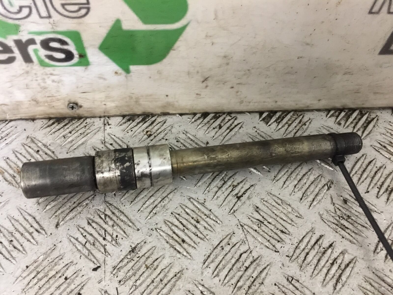TRIUMPH 675 STREET TRIPLE FRONT WHEEL SPINDLE  YEAR 2016 (STOCK 812)