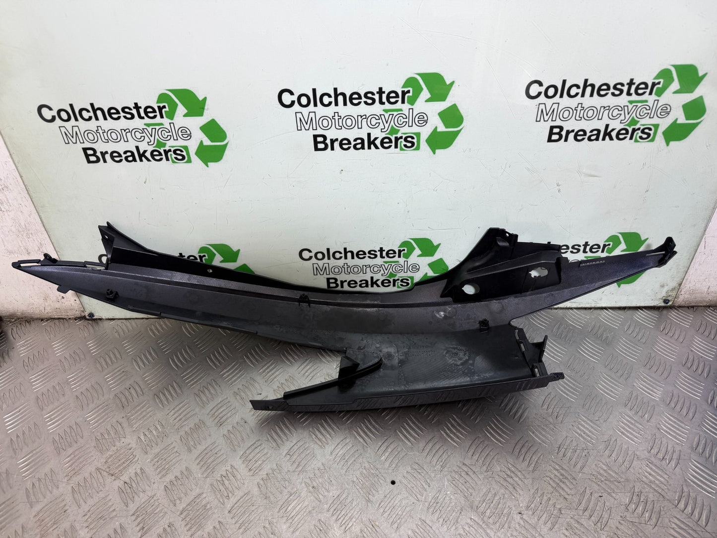 SUZUKI UH125 UH200 UH 125 200 BURGMAN RIGHT SEAT PANEL YEAR 2007-2009