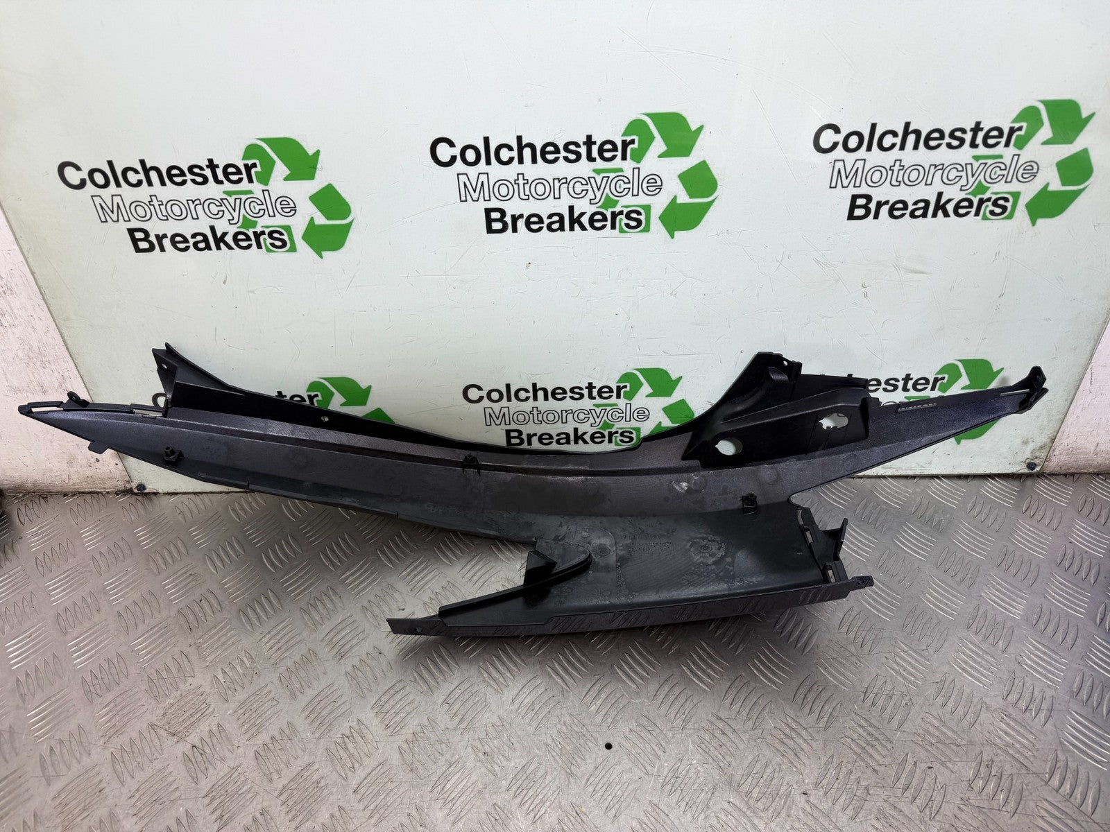 SUZUKI UH125 UH200 UH 125 200 BURGMAN RIGHT SEAT PANEL YEAR 2007-2009