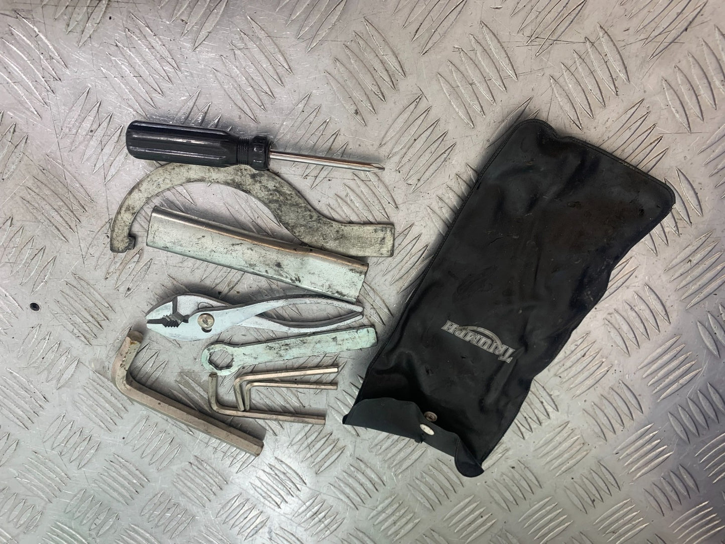 TRIUMPH 955i SPRINT ST TOOL KIT  1999-2004 (CMB1176)