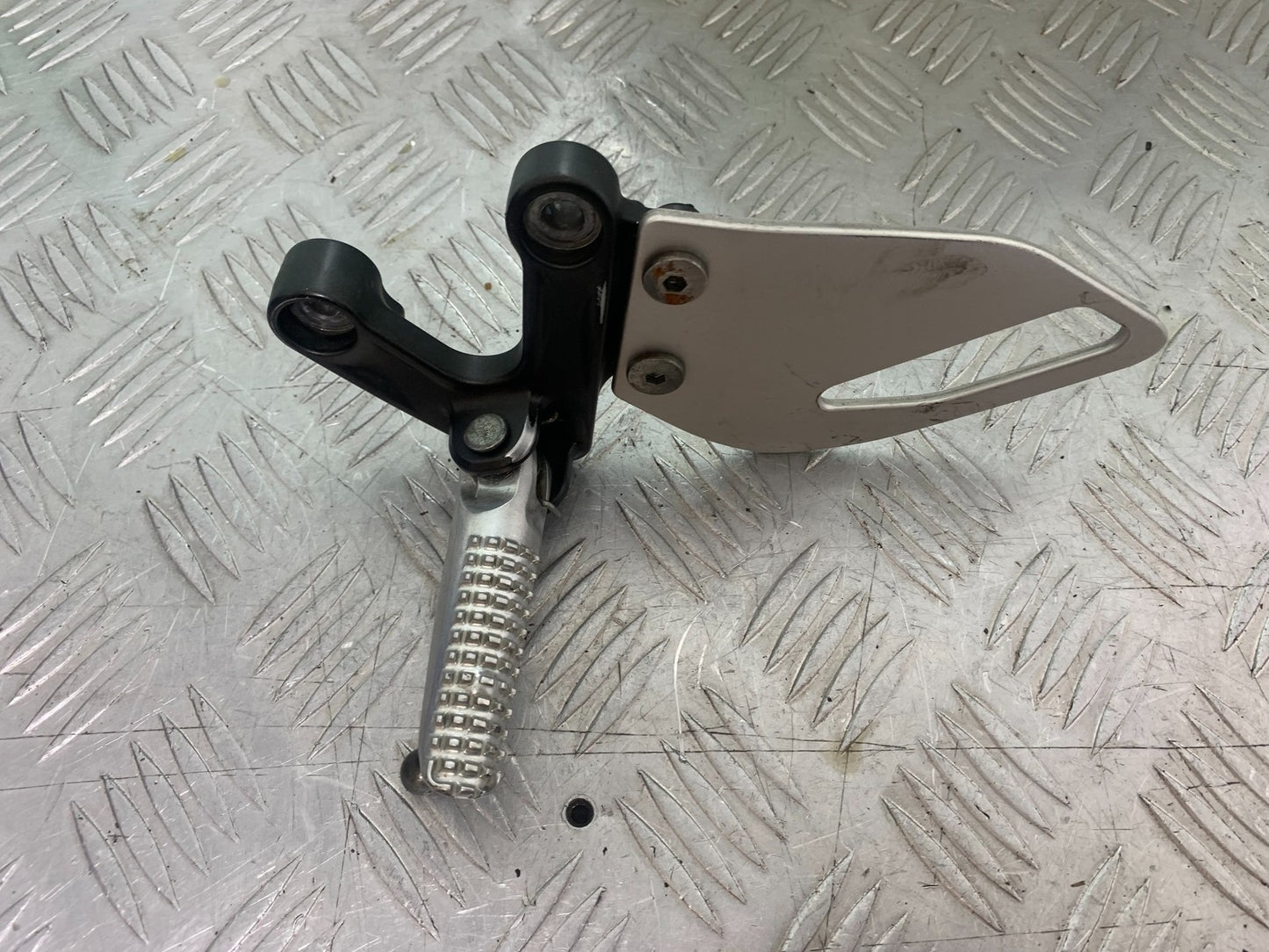 YAMAHA XSR900 XSR 900 FRONT LEFT HANGER  YEAR 2022-2024 (CMB1215)