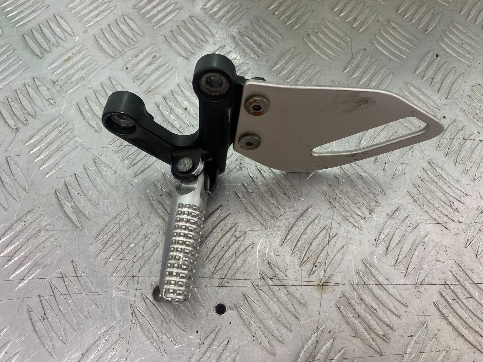 YAMAHA XSR900 XSR 900 FRONT LEFT HANGER  YEAR 2022-2024 (CMB1215)