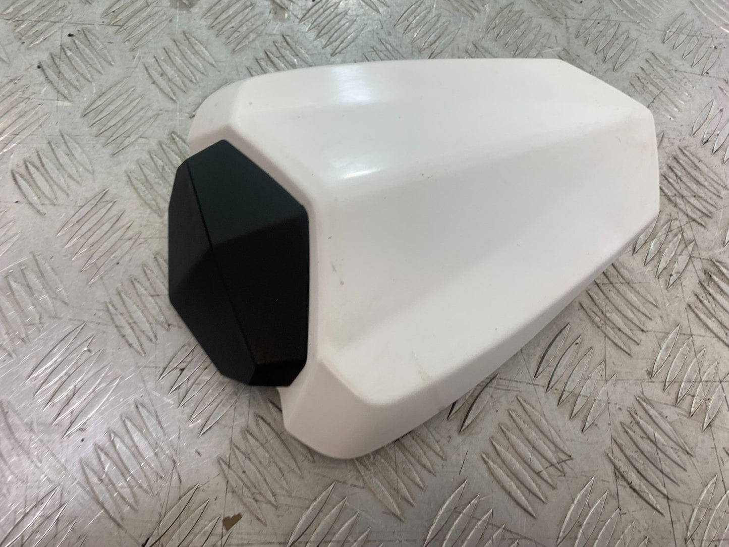 YAMAHA YZF R1 14 B BIG BANG REAR SEAT COWL   2009-14 (CMB1175)