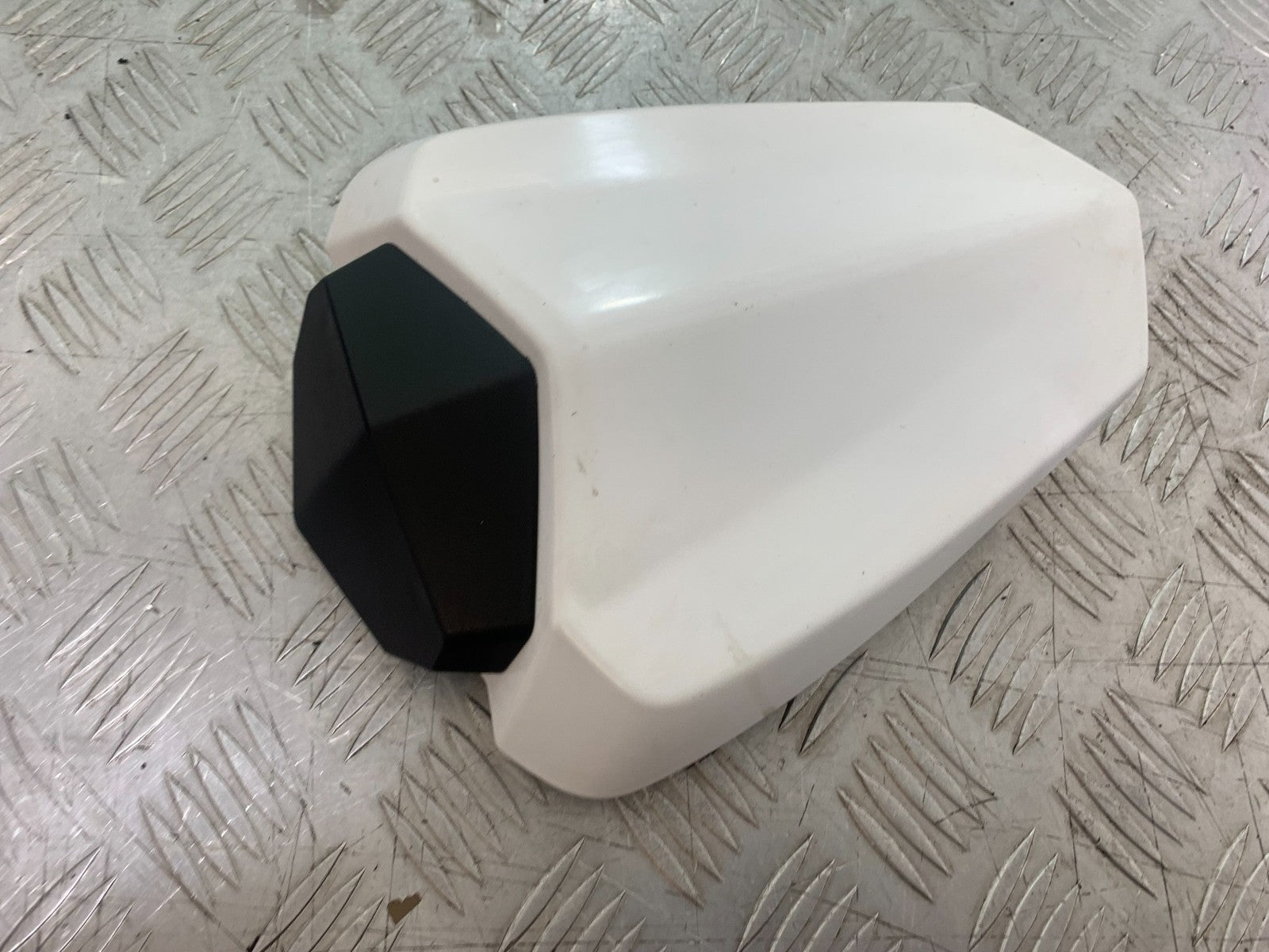 YAMAHA YZF R1 14 B BIG BANG REAR SEAT COWL   2009-14 (CMB1175)